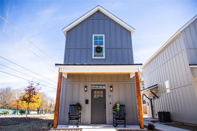 660 W Price Avenue, Springdale, AR 72764