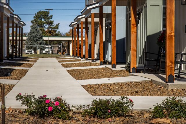 660 W Price Avenue, Springdale, AR 72764