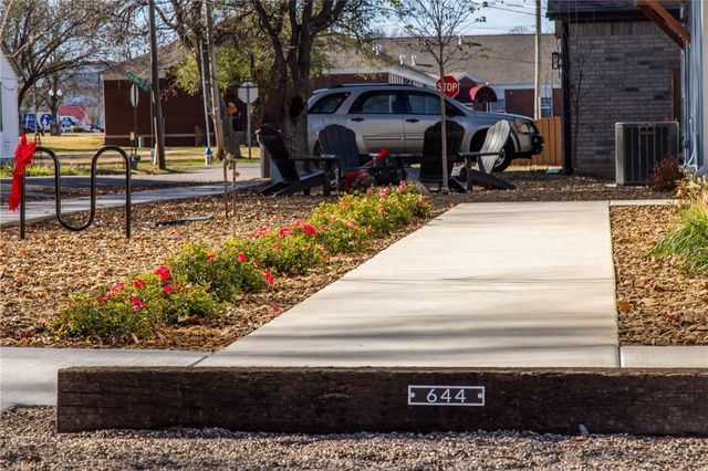 660 W Price Avenue, Springdale, AR 72764