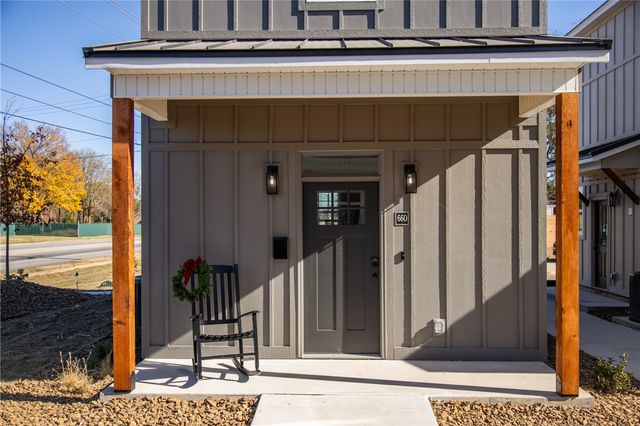 660 W Price Avenue, Springdale, AR 72764