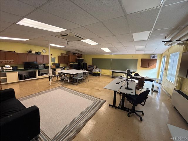 18606 Stephens Rd, Eastpointe, MI 48201