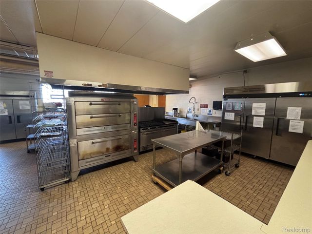 18606 Stephens Rd, Eastpointe, MI 48201
