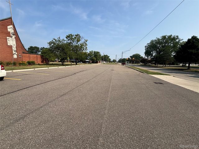18606 Stephens Rd, Eastpointe, MI 48201