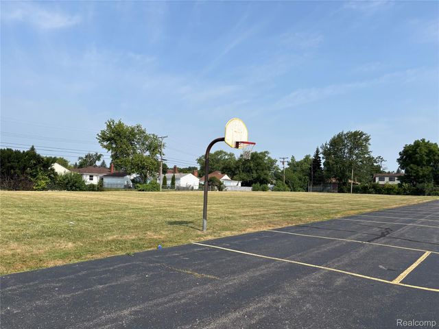 18606 Stephens Rd, Eastpointe, MI 48201
