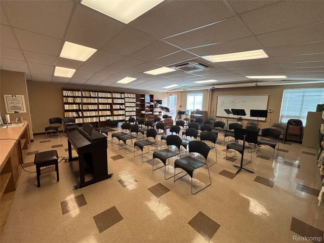 18606 Stephens Rd, Eastpointe, MI 48201