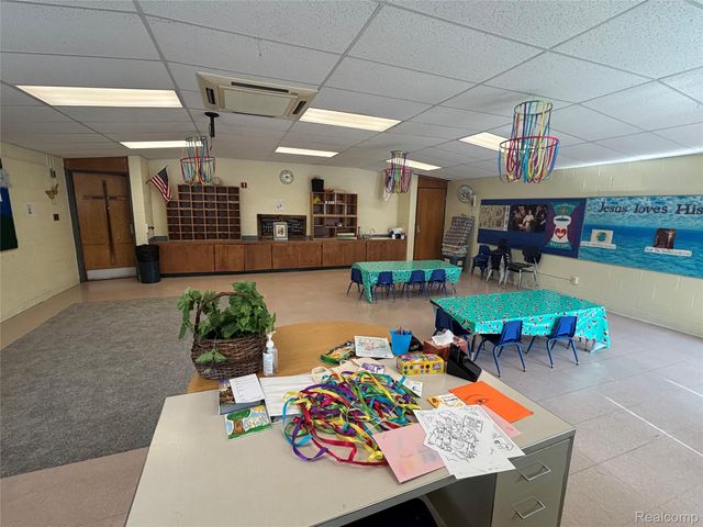 18606 Stephens Rd, Eastpointe, MI 48201