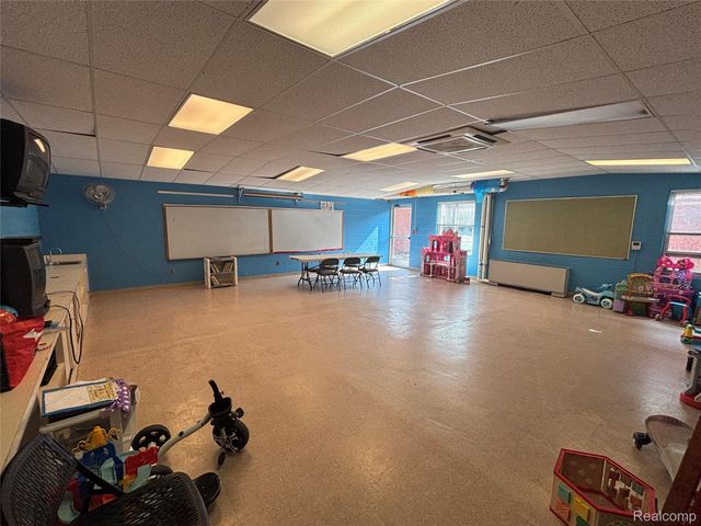18606 Stephens Rd, Eastpointe, MI 48201