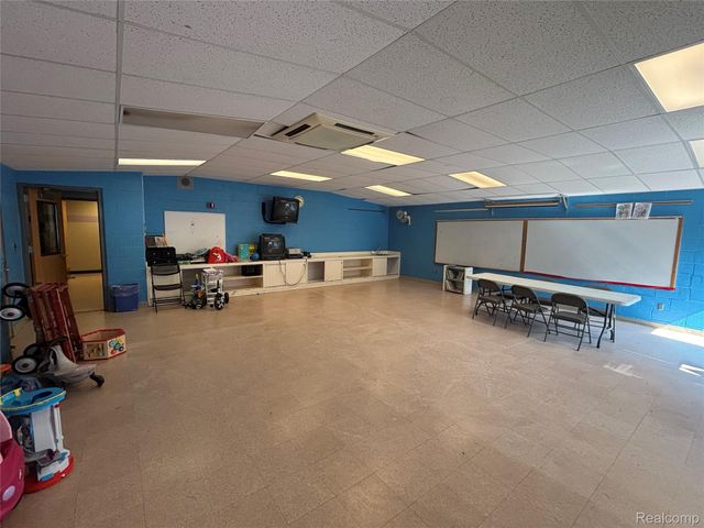 18606 Stephens Rd, Eastpointe, MI 48201