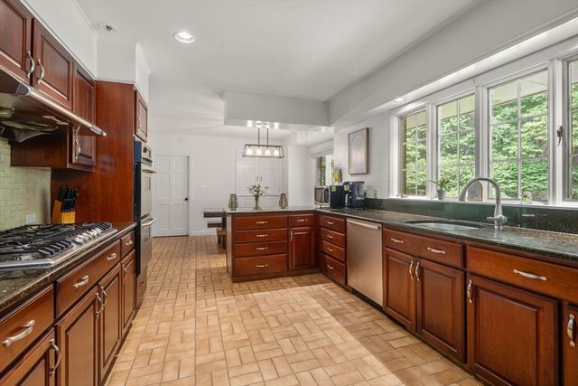 62 Mill St, Sherborn, MA 01770