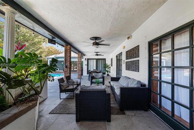 11155 SW 40th St, Davie, FL 33328