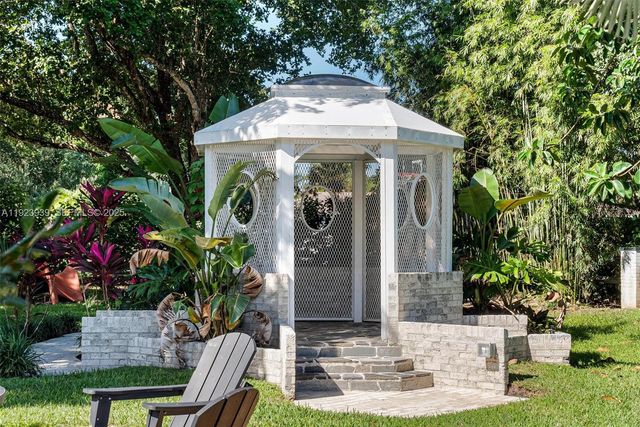 11155 SW 40th St, Davie, FL 33328