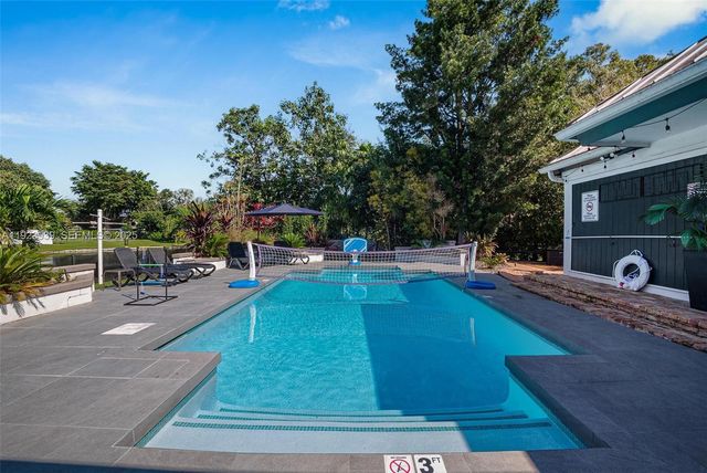 11155 SW 40th St, Davie, FL 33328