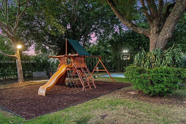 11155 SW 40th St, Davie, FL 33328