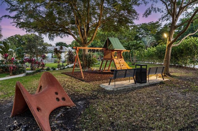 11155 SW 40th St, Davie, FL 33328