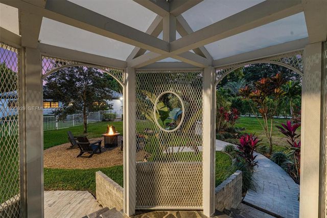 11155 SW 40th St, Davie, FL 33328