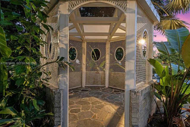 11155 SW 40th St, Davie, FL 33328