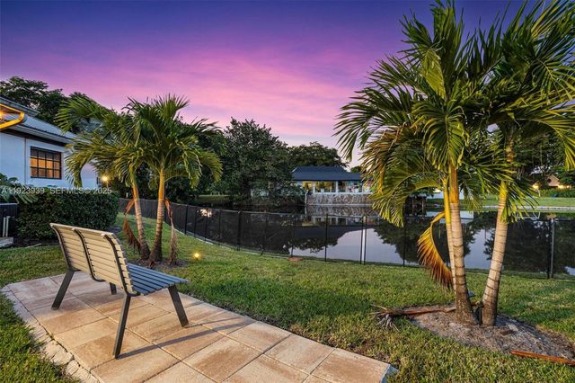 11155 SW 40th St, Davie, FL 33328