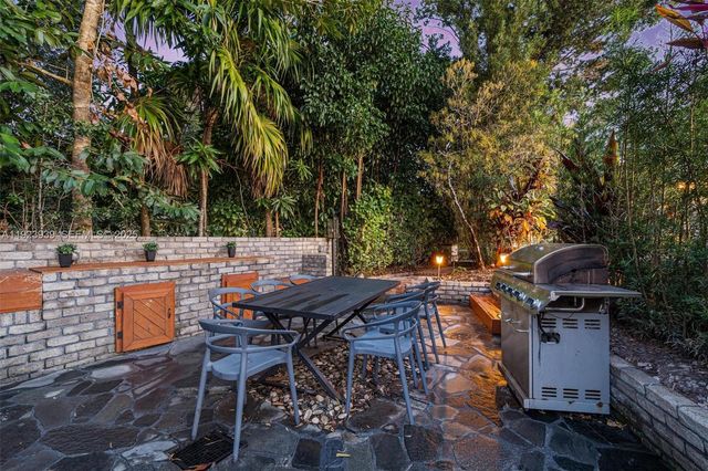 11155 SW 40th St, Davie, FL 33328