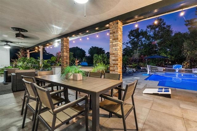 11155 SW 40th St, Davie, FL 33328