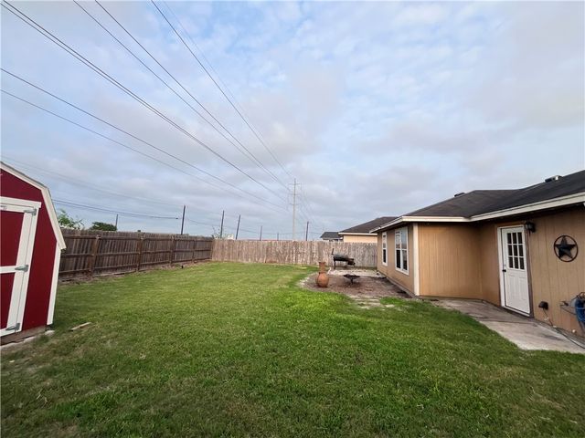 1930 El Monte St, Corpus Christi, TX 78417