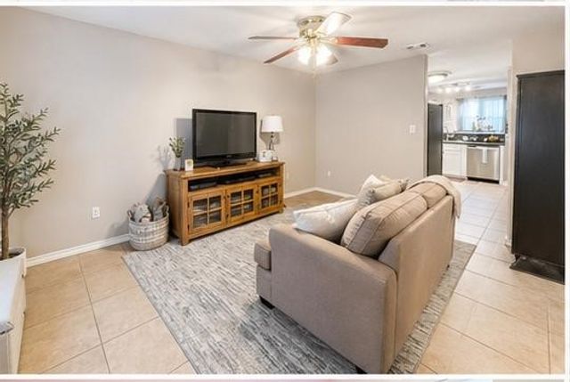 1930 El Monte St, Corpus Christi, TX 78417