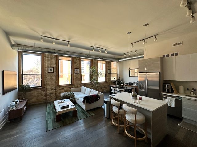 1755 N Damen Avenue 201, Chicago, IL 60647
