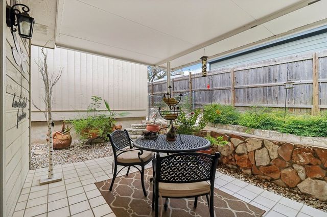 241 Old Oaks Path, Kerrville, TX 78028