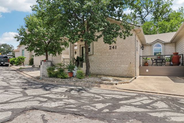241 Old Oaks Path, Kerrville, TX 78028