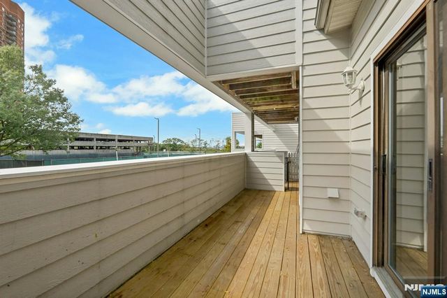 812 Topsail Lane, Secaucus, NJ 07094