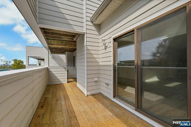812 Topsail Lane, Secaucus, NJ 07094