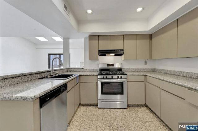 812 Topsail Lane, Secaucus, NJ 07094