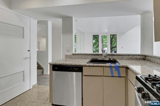 812 Topsail Lane, Secaucus, NJ 07094