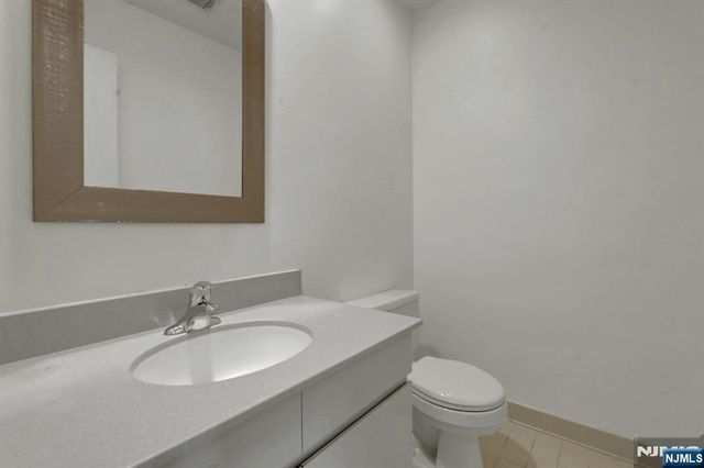 812 Topsail Lane, Secaucus, NJ 07094