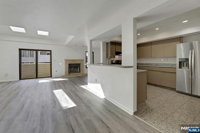 812 Topsail Lane, Secaucus, NJ 07094