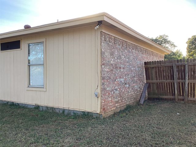 5915 Willow Branch Drive, Arlington, TX 76017