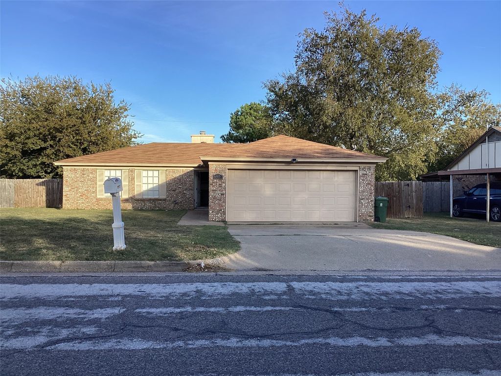 5915 Willow Branch Drive, Arlington, TX 76017