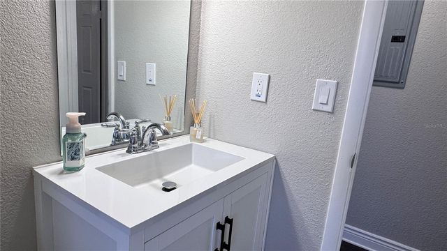 6810 THOMAS CIRCLE, Tampa, FL 33619