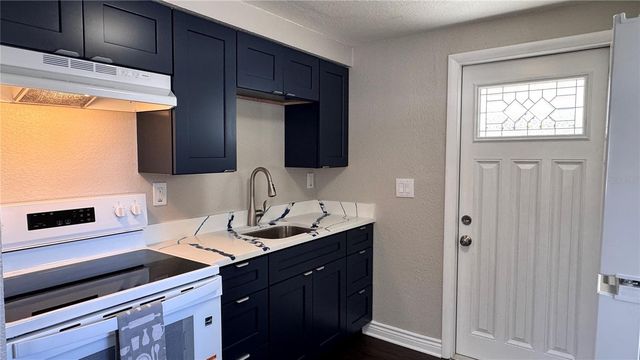 6810 THOMAS CIRCLE, Tampa, FL 33619