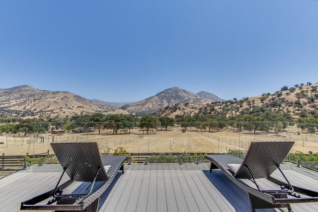 7042 Palomino Drive, Sanger, CA 93657