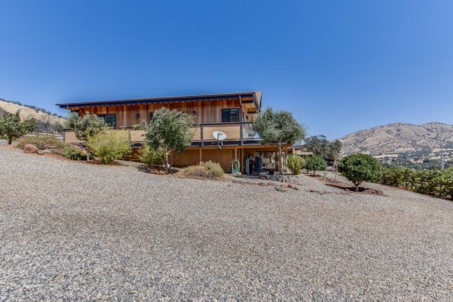 7042 Palomino Drive, Sanger, CA 93657