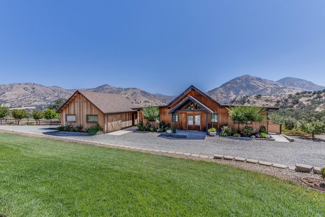 7042 Palomino Drive, Sanger, CA 93657