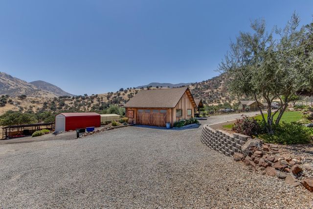 7042 Palomino Drive, Sanger, CA 93657