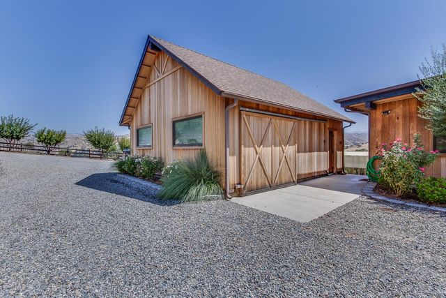 7042 Palomino Drive, Sanger, CA 93657