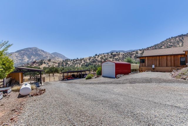 7042 Palomino Drive, Sanger, CA 93657