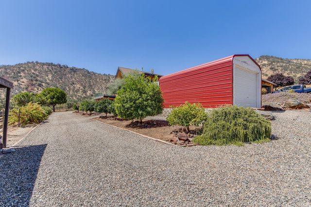 7042 Palomino Drive, Sanger, CA 93657