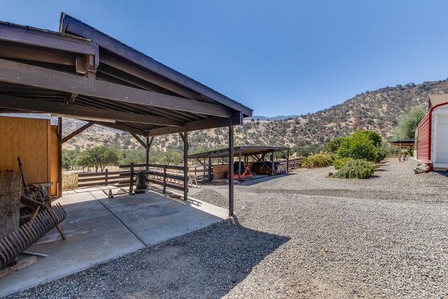 7042 Palomino Drive, Sanger, CA 93657