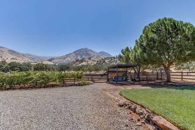 7042 Palomino Drive, Sanger, CA 93657