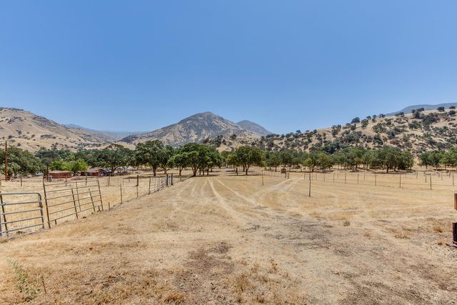 7042 Palomino Drive, Sanger, CA 93657