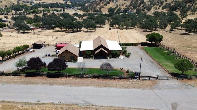 7042 Palomino Drive, Sanger, CA 93657