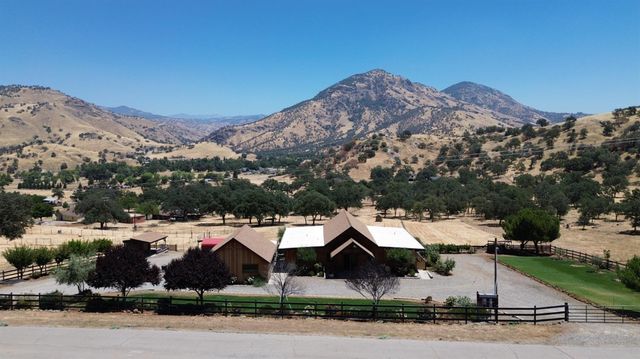 7042 Palomino Drive, Sanger, CA 93657